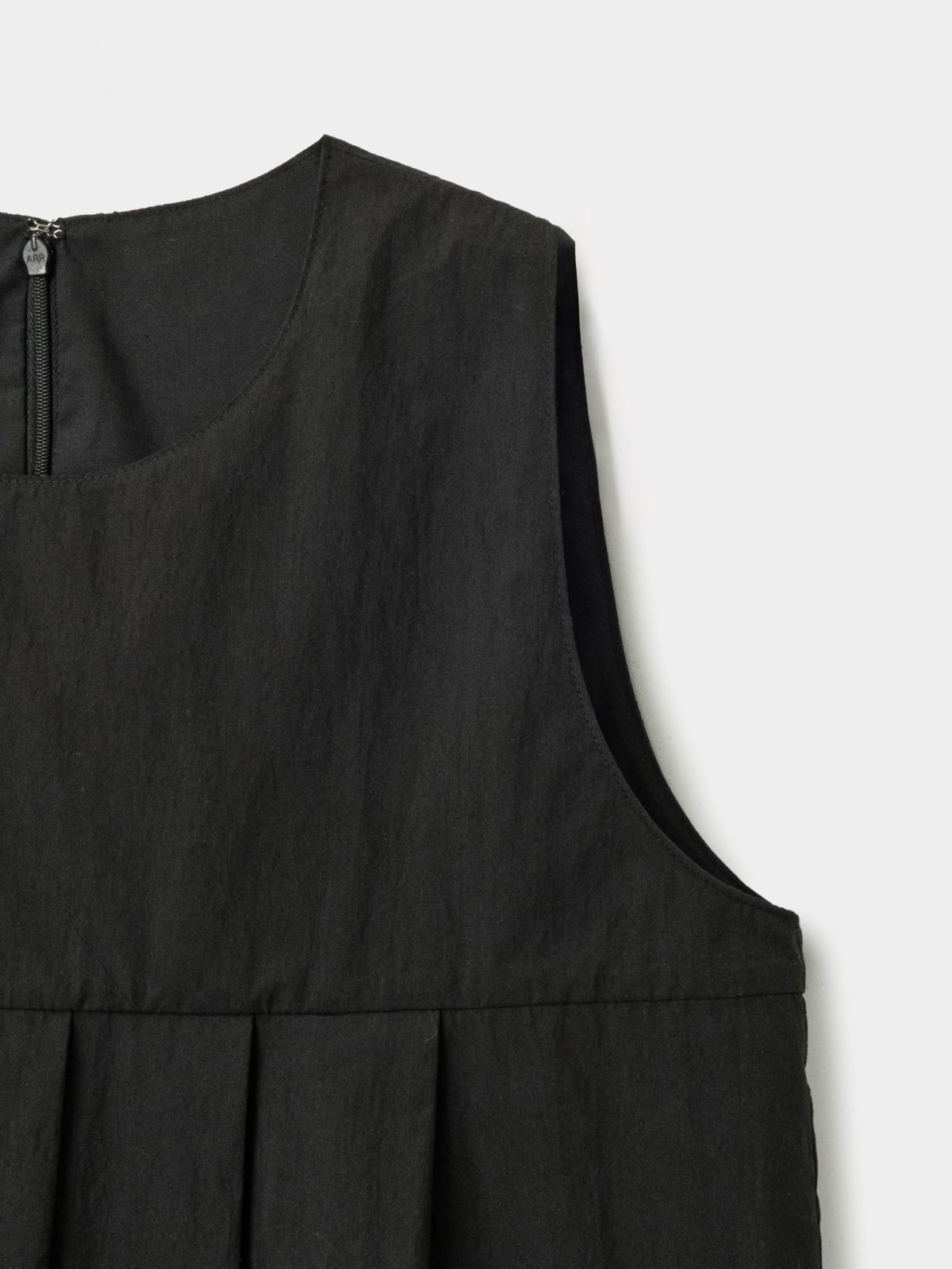 Pleats Sleeveless Top (Black)