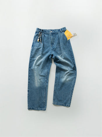 Loose Fit Pin-tuck Denim Pants (Mid Indigo)