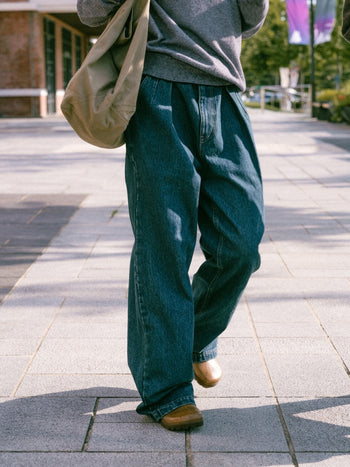 Loose Fit Pin-tuck Denim Pants - Mid Indigo | A2 (L)