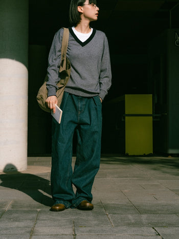 Loose Fit Pin-tuck Denim Pants (Mid Indigo)