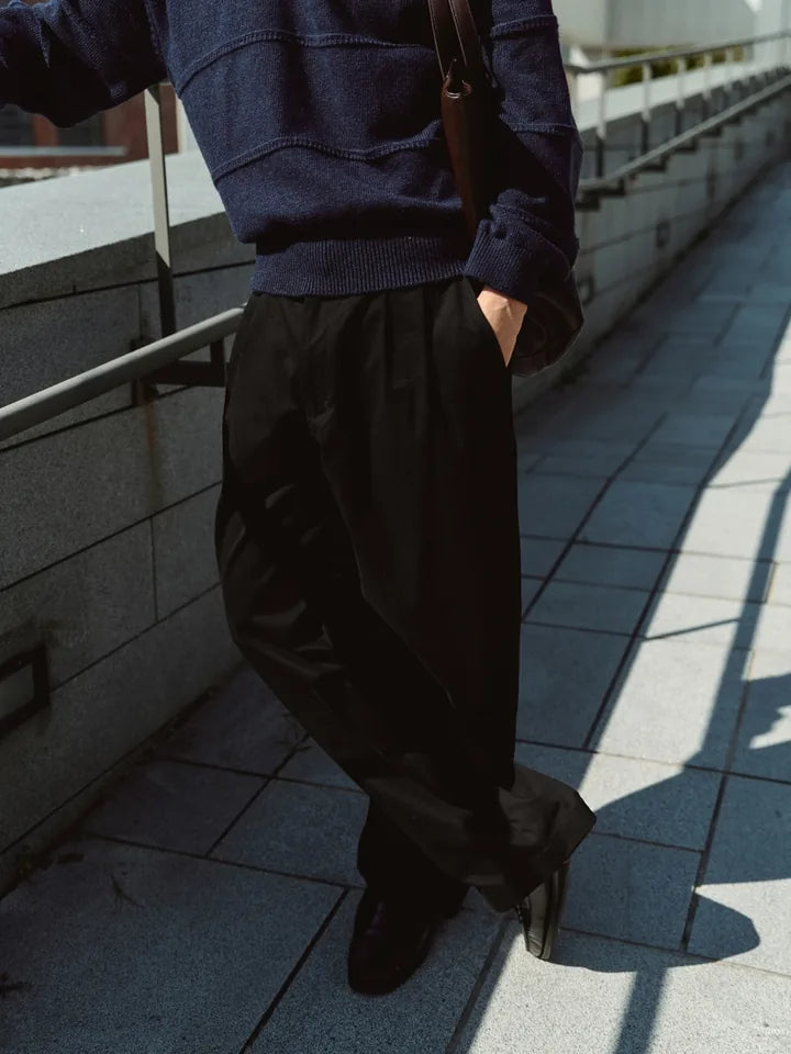 

A navy V-neck and black chinos on a clear afternoon — 3