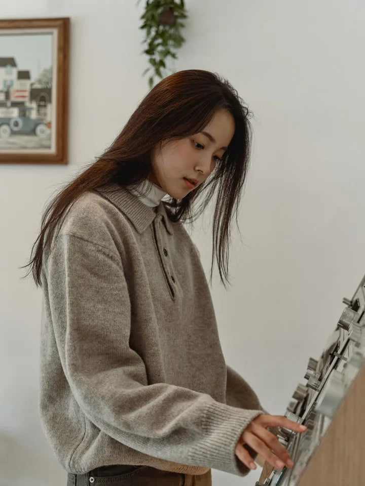 

A beige knit and white turtleneck for a lingering café afternoon — 2